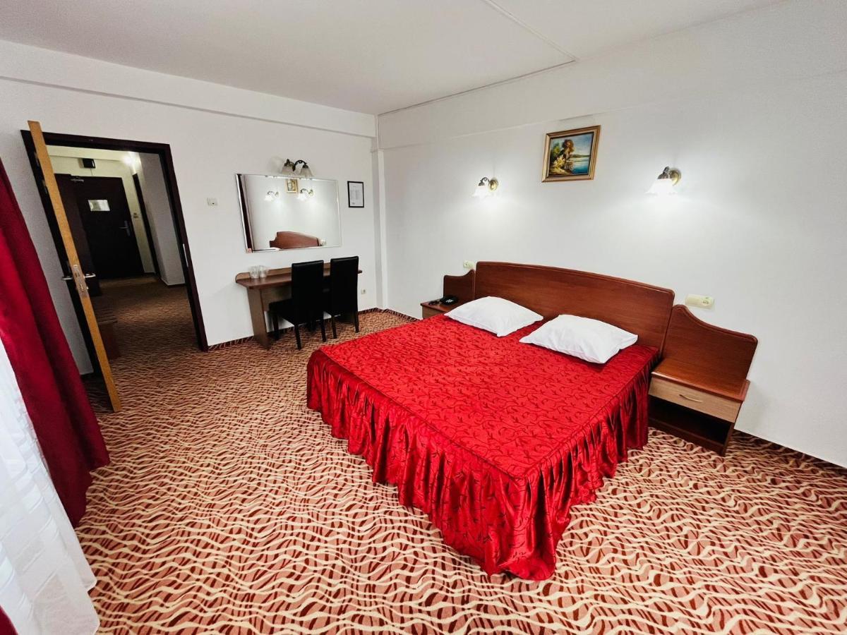 Hotel Flora Дробета-Турну-Северин Экстерьер фото